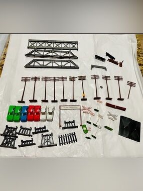 Vintage Tyco train set accessories cars, light poles, crossing signs Hong Kong
